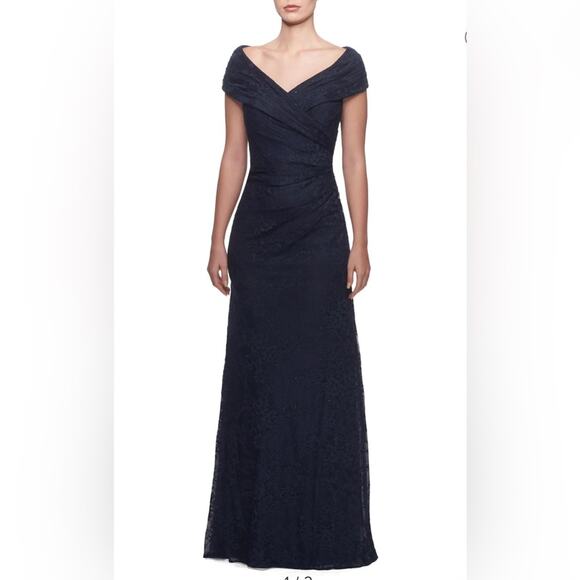 La Femme Lace Off The Shoulder Cap Sleeve Evening Dress in Navy. Size 4 NWOT - Picture 1 of 12